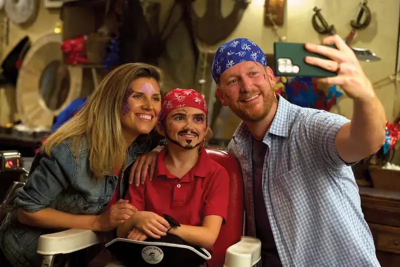 family afte pirate and mermaid makeovers at Pirates Voyage