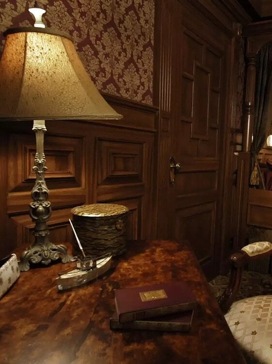 Image of the 1st class suite at the Titanic Museum Attraction.